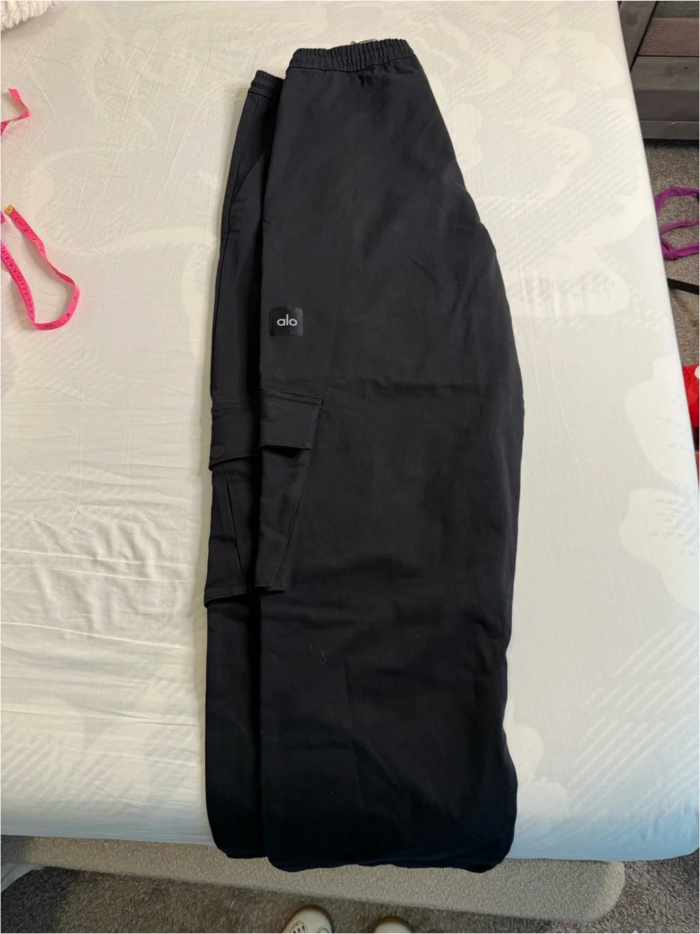 ALO Yoga Men’s Black Cargo Sweatpants — Drawstring Waist